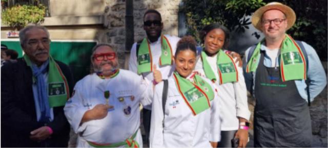 Patrice Violette, Enseignant CSR, les élèves des classes TBP et TBCP4, N'sassa Minthe,  Manar Travers, Cheikne Marega et Soumaila Kanaconio retrouvent Philippe Gardette, rue  Saint-Vincent – à la Vigne du Clos Montmartre :