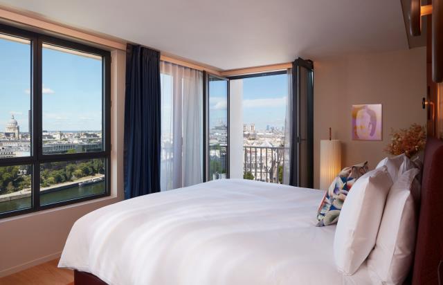 Suite au 14e étage avec vue sur la Seine.