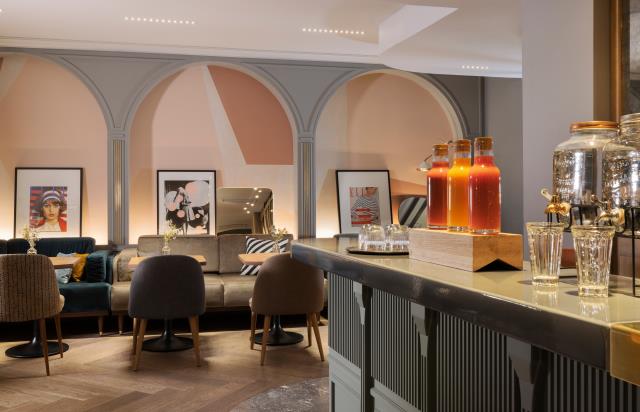 Le bar et la salle de petits déjeuners. Photos de mode et 'unes' du Elle sont disposées partout dans l'hôtel.