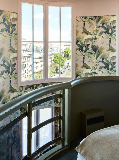 La suite en duplex aux motifs de palmiers de l'hôtel Mercedes à Paris (XVIIe).