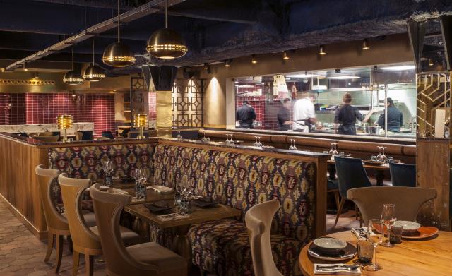 100 places assises pour le restaurant avec le bar à cebiches.