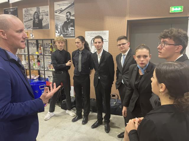 Christophe Husson donnant les dernières consignes aux candidats avant le début du concours.