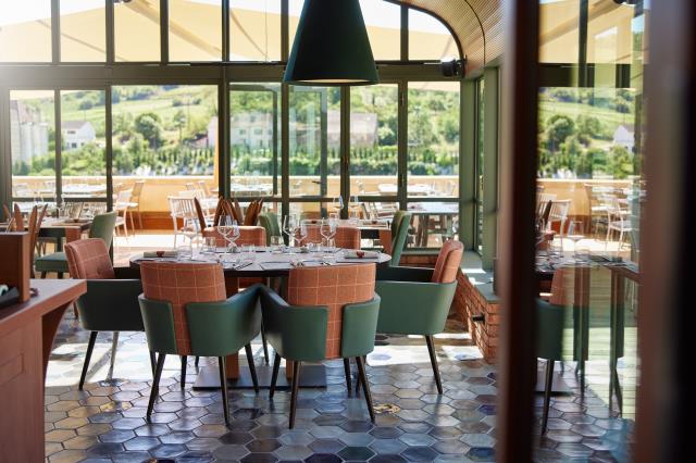 La nouvelle table de la Maison Piffaut, Le Prosper, propose 25 place en intérieur et 50 en terrasse avec vue sur les vignes de Saint Aubin.