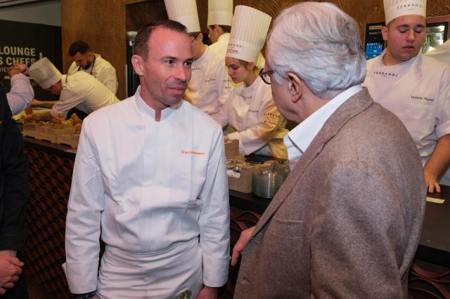 Les chefs Christophe Hay et Alain Ducasse sur le salon EquipHôtel 2022, à Paris.