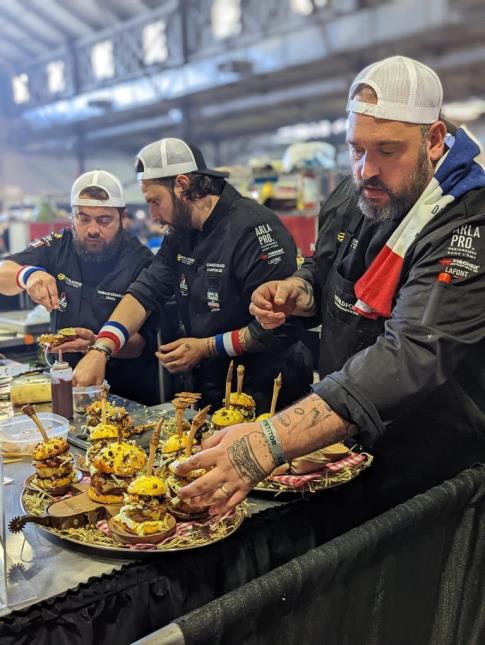 Benoit Sanchez, Joannes Richard et Thibaud Desimeur ont remporté la 2ème place du championnat du monde de burger aux Etats-Uniss