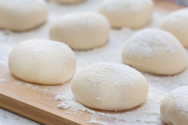 Le gluten contenu dans les pâtes est élastique, de sorte que, s'il est étendu, il peut se rétracter, comme un élastique.