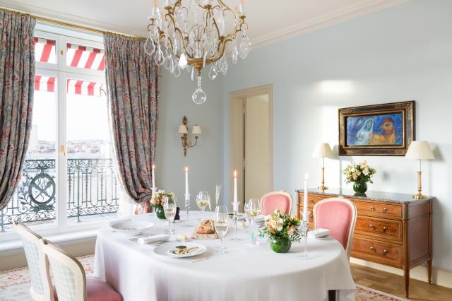 Le Bristol Paris propose un dîner privé 3 étoiles en suite avec une oeuvre de Chagall sous les yeux.