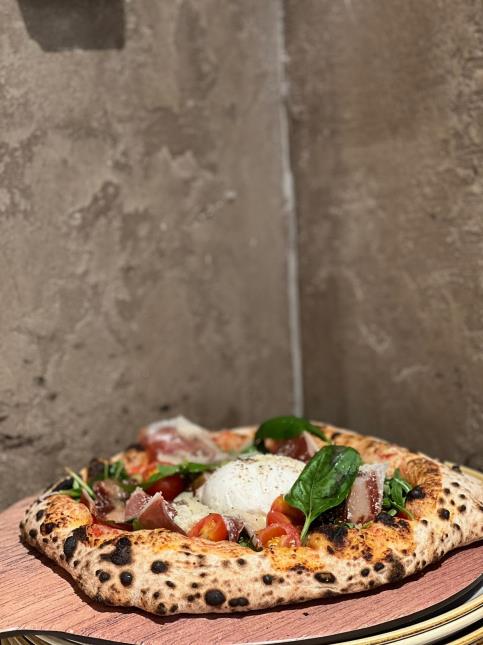 Son plat phare : la pizza napolitaine.