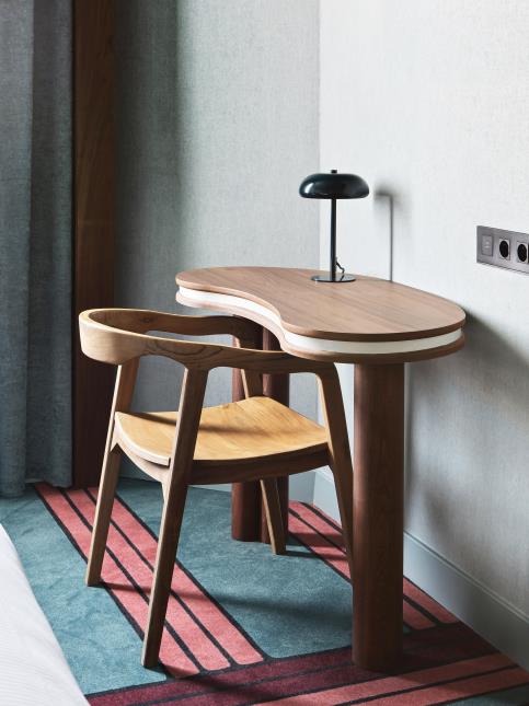 Le mobilier tout en courbes évoque le style paquebot du bâtiment.