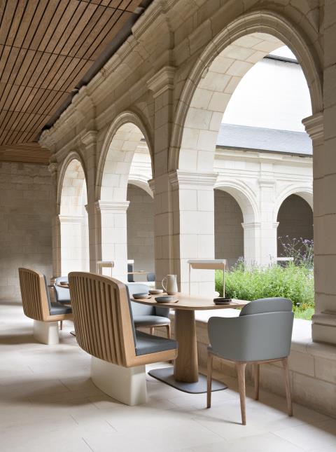 Des tables donnant sur l'intérieur du cloître.