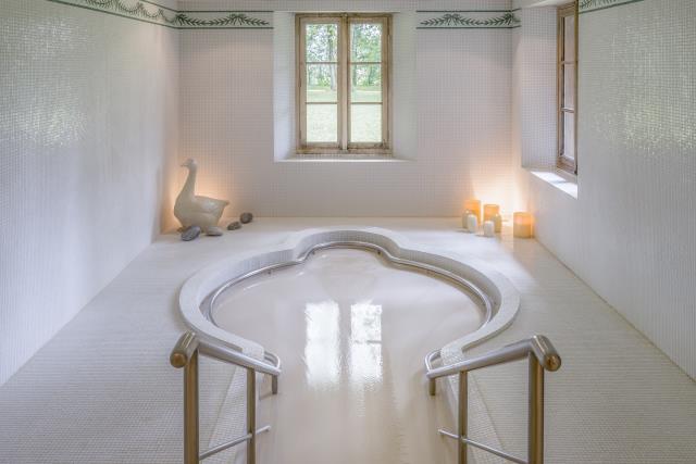 Le bain de Kaolin en apesanteur, le soin signature d'argile blanche et d'eau thermale.