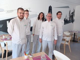 Les stagiaires cuisine et leur formateur, Richard Chalopin, au sein du nouveau restaurant...