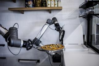 Pazzi a inventé un robot capable de produire une pizza toutes les 45 secondes et d'en cuire six à...