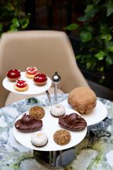 Au Burgundy, à Paris, l'art de servir des douceurs sucrées sur un 'arbre à pâtisseries'.