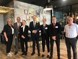 Des membres du jury en compagnie de Barbara, Lucas, Mathilde et Aurélien