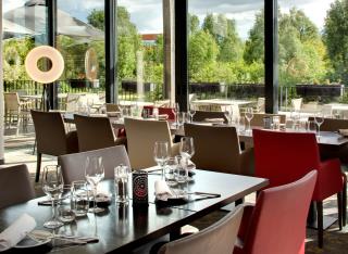 Le restaurant de l'hôtel, qui offre une vue sur le lac, a pour chef un ancien diplômé de l'Institut...