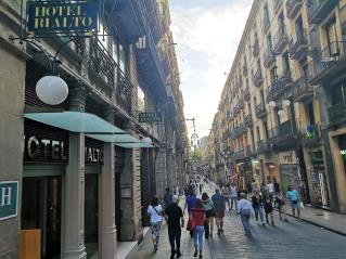 Dans la Rue Ferran, au centre de Barcelone : l'hôtellerie traditionnelle en danger face à la...