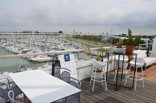 Au troisième étage de l'Octopus, le roof-top offre un panorama sur le chenal, les bateaux et les...