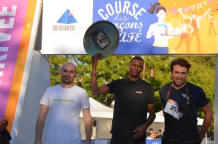 Poduim des pros, avec de gauche à droite Léandre Blachot (La Boite à sardine), 2e au classement,...