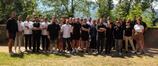 Les 22 chefs (et une partie de leur équipe) ravis de se retrouver ensemble pour cette belle journée...