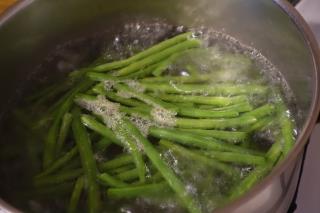 L'utilisation d'un couvercle permet d'économiser de l'énergie et ne fait pas brunir les légumes verts.