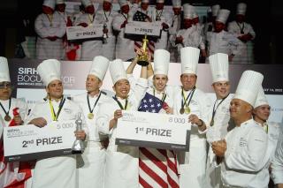 Jérôme Bocuse (au premier rang à droite) félicite les vainqueurs de la sélection Americas.