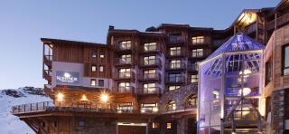 le lobby en verre s'ouvre sur les montagnes