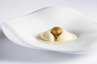 Quenelle de sandre et homard sauce Champagne