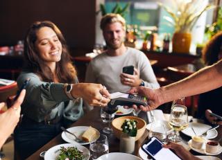 96 % des consommateurs ont acheté un repas hors domicile entre février et mai, d'après les...