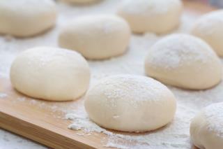 Le gluten contenu dans les pâtes est élastique, de sorte que, s'il est étendu, il peut se...