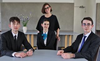 Alex Bonhert, Nora Nemet, Jordan Fromentoux et Delphine Malleval, leur professeure principale.