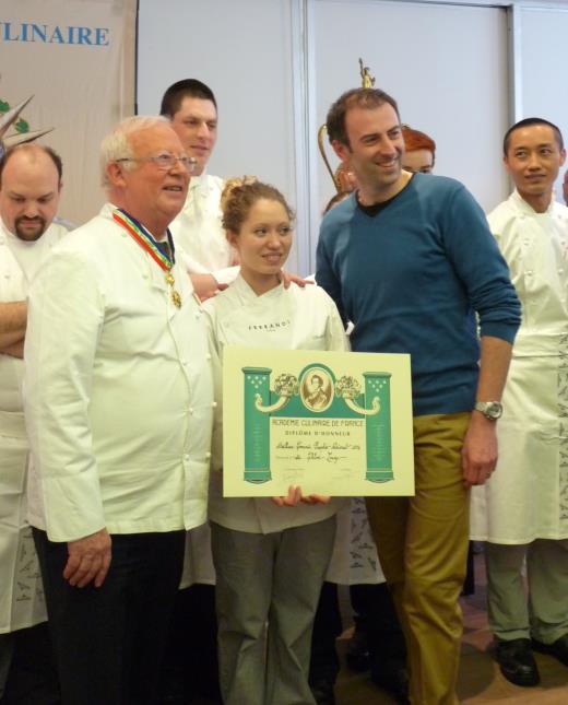 Chloé Leroy (Ecole Grégoire Ferrandi à Paris) qui reçoit le prix du meilleur commis gagne un stage chez Denis Rippa (à dte) au Restaurant La Méditerannée, Paris.