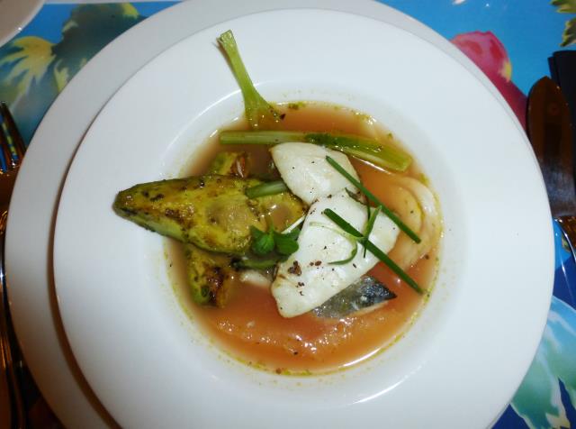 En plat : un filet de Saint Pierre servi dans un bouillon de pamplemousse avec du fenouil et de l'avocat