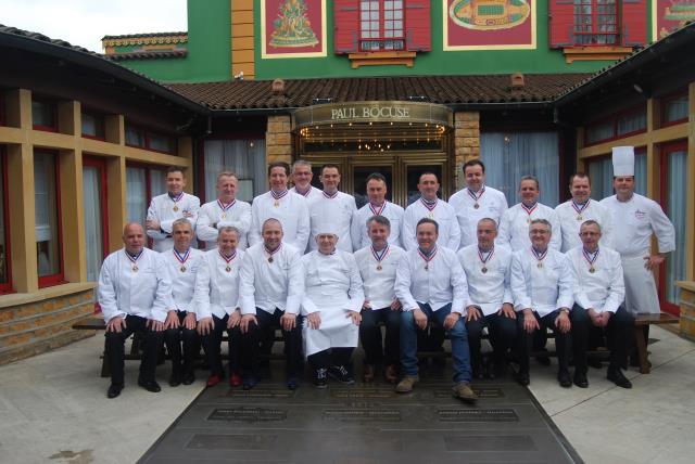 De gauche à droite (1er rang) : Stéphane Buron, Jérôme Leminier, Joseph Viola, Guillaume Gomez, Paul Bocuse, Mathieu Vianney, Emmanuel Renaut, Pascal Griere, Christian Foucher et Michel Nave. 2ème rang : Gilles Reinardt, Fabien Lefevre, Christophe Bacquié