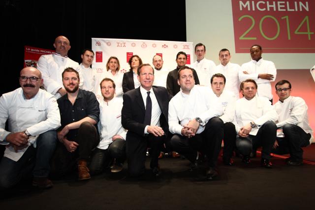 Michael Ellis et Arnaud Lallement entouré des nouveaux 2 étoiles et de quelques chefs promus à 1 étoile.