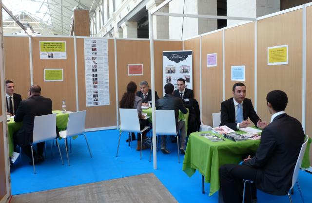 L'Espace Service en salle Conseils & Orientation : des professionnels de la salle à l'écoute des visiteurs pour des réponses personnalisées.