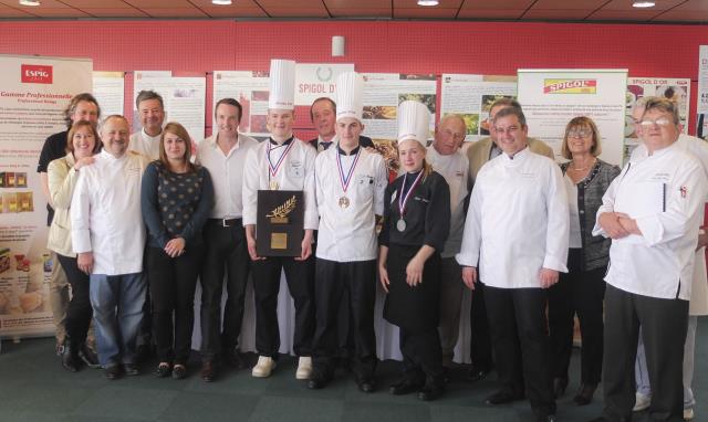 Autour des lauréats et du directeur de Spîgol, Stéphane Rotenberg et l'ensemble du jury ainsi que l'équipe du Lycée Hôtelier.