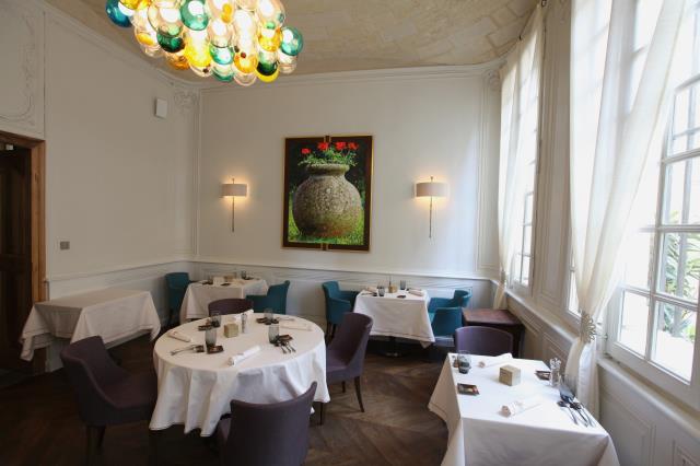 Deux salons restaurés avec le même soin que l'ensemble de l'établissement offrent 34 places assises.
