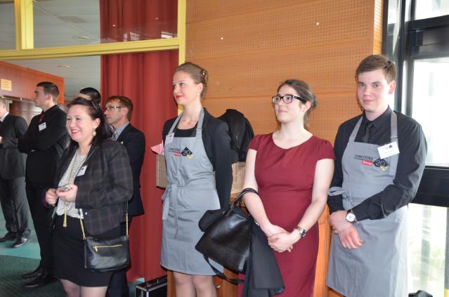 De g à d :Cynthia Perrod professeur à Jean Drouant, ses élèves Marion Coigné, Alexia El Djamal (gagnante 2013 du concours) et Valentin Fondu.