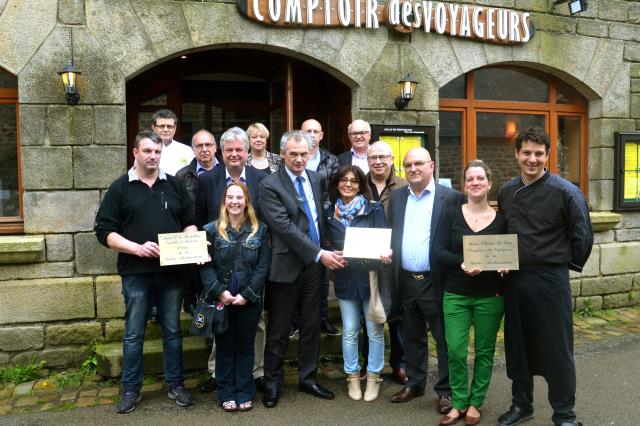 La remise des Plaques de Maitre Restaurateur par le Préfet Jean-Luc Videlaine  en présence d'Hubert Jan de l'UMIH et de nombreux professionnels devant le restaurant 'Le comptoir des voyageurs' de Locronan