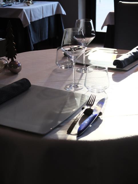 L'Auberge du Cellier à Montner, une salle de restaurant intimiste