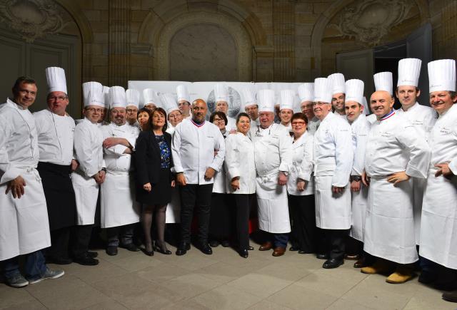 Les membres de l'association Les Étoiles d'Alsace qui ont réalisé le dîner, avec le Vosgien Frédéric Anton.