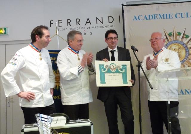 Eric Marchisio de la maison Valhrona reçoit la Médaille d'or de l'ACF.