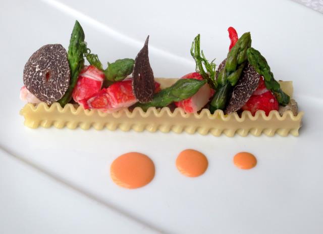 Réginelle de homard et asperges vertes, crème mousseuse aux crustacés et éclats de truffe