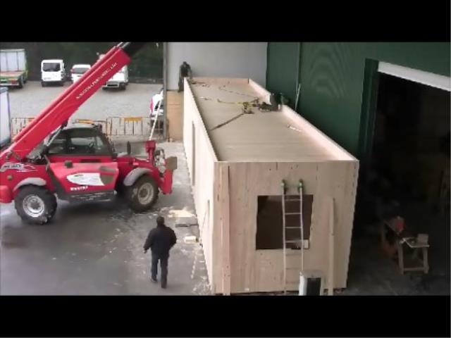 La chambre éco-modulaire en bois est assemblée au Portugal et livrée clés en main sur le site de l'hôtel.