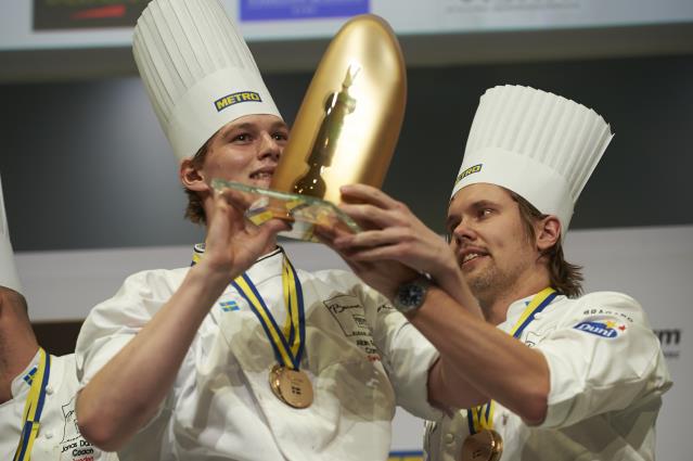 Tommy Myllymaki (à droite) et son commis.