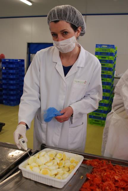 Inspection des produits secs en réserve, de la légumerie, des préparations froides, de la température des aliments (en photo), Séverine Duterque aime se faire détailler les méthodes de travail des équipes