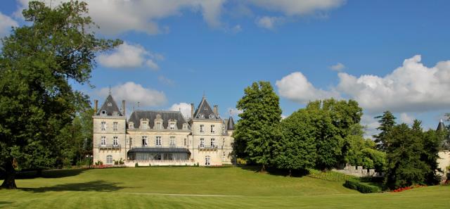 Propriété de Sorgente Group, le Château de Mirambeau, membre Relais & Châteaux depuis 2005, fut une forteresse médiévale avant d'être transformée au XVIIe en une élégante demeure