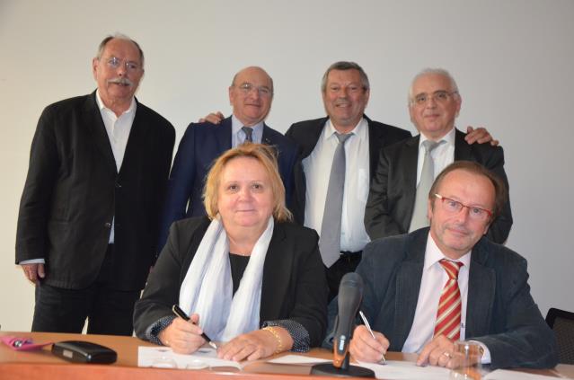 Au premier plan, de g à d : Evelyne Maes et Christian Navet. Au second plan : Charly Bellisson (Upih), Jean Mathieu (Upih), Roland Héguy et Gérard Cros (Chambre des hôteliers de Paris) .