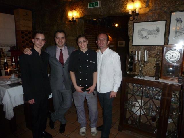 Maxime Legoix, stagiaire en service, Sergio Cambas, directeur du restaurant, Barbara Luna, stagiaire en cuisine, et Didier Gonzalez, formateur responsable au restaurant O'Paparico.